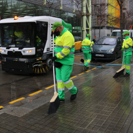 09/03/2022 - Treballadors del servei de neteja al barri del Poblenou de Barcelona.