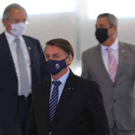 EL presidente Jair Bolsonaro con Paulo Guedes (izq), ministro de economía, y el general Braga Netto, nuevo ministro de defensa, en un reciente acto del Gobierno brasileño. FÁBIO RODRIGUES POZZEBOM/ AGÊNCIA BRASIL. 19MAR21.