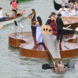 Un grupo de músicos toca en un espectáculo por los canales de Venecia, Italia.