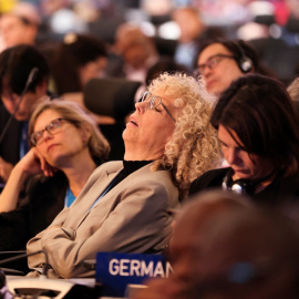 La representante alemana descansa abatida en el último plenario de la COP27 tras una noche de intensas negociaciones.