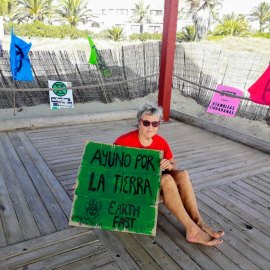 Karen Killen, activista de Xtinction Rebellion, muestra una pancarta que dice "Ayuno por la Tierra" durante su huelga de hambre.