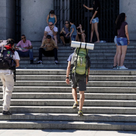 Turistas en frente de la Catedral de la Almudena en Madrid. REUTERS