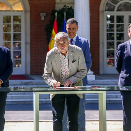 El presidente del Gobierno, Pedro Sánchez, con los secretarios generales de UGT, Pepe Álvarez, y de CCOO, Unai Sordo, y el presidente de CEOE, Antonio Garamendi, en la firma del acuerdo para la reforma de las pensiones, en los jardines del Palacio de la