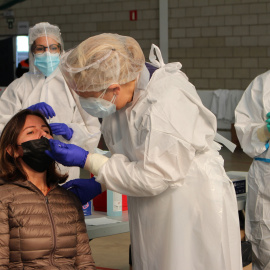 Una dona fent-se la PCR a Palafrugell. Departament de Salut.