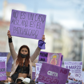 Una joven con un cartel en una manifestación estudiantil feminista por el 8M, Día Internacional de la Mujer, en la Puerta del Sol, a 8 de marzo de 2022, en Madrid (España).