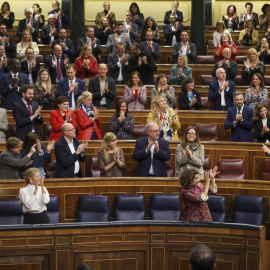 24/11/2022.- El diputado del PSOE Rafael Simancas (d) recibe una ovación de la bancada socialista durante la última jornada de debate y votación de los presupuestos en el pleno del Congreso, este jueves. EFE/ Kiko Huesca