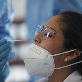 Una mujer se somete a una prueba PCR.