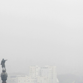 Foto de archivo de la contaminación del aire en Barcelona. / EFE