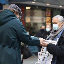 Hombre comprando lotería de Navidad