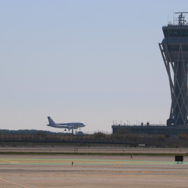 Un avió aterrant a l'aeroport del Prat en una imatge d'arxiu.