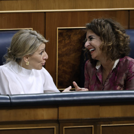 24/11/2022.- La vicepresidenta segunda del Gobierno y ministra de Trabajo y Economía Social, Yolanda Diaz, conversa con la ministra de Hacienda, María Jesús Montero, durante la última jornada de debate y votación de los presupuestos en el pleno del C