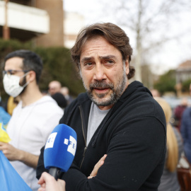 Javier Bardem en una manifestación de apoyo a Ucrania frente a la embajada rusa. (24/02/2022) Fotografía de Rodrigo Jimenez (EFE).