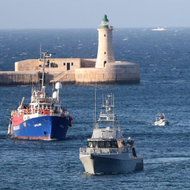 Una embarcación de patrulla de las Fuerzas Armadas de Malta (d) escolta al buque de salvamento de la ONG Lifeline (i) con unos 230 inmigrantes a bordo a su llegada al Gran Puerto de La Valeta (Malta).- EFE/DOMENIC AQUILINA