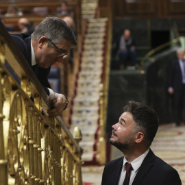 24/11/2022.- El diputado de ERC Gabriel Rufián (d) conversa con el diputado del PSOE Patxi López durante la última jornada de debate y votación de los presupuestos en el pleno del Congreso, este jueves. El Congreso de los Diputados ha aprobado hoy el 