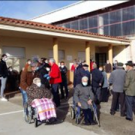 La Castilla y León de Mañueco: mayores de 90 años tienen que trasladarse kilómetros para vacunarse de la covid y la gripe