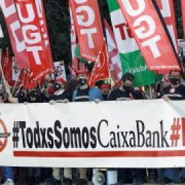 Los trabajadores de Caixabank protestan contra los despidos mientras la junta aprueba el sueldo de los directivos