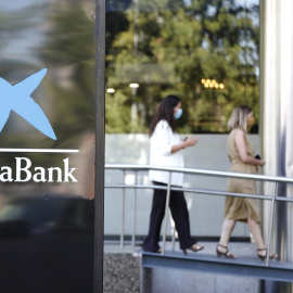 El logo de Caixabank, en sus oficinas en Madrid. E.P./Jesús Hellín