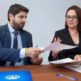 El presidente murciano Fernando López Miras y la vicepresidenta de Ciudadanos, Isabel Franco, durante la firma del acuerdo de gobierno.