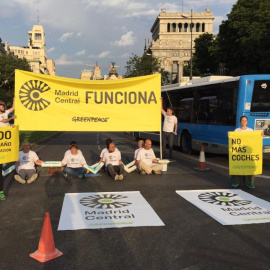 Activistas de Greenpeace cortan accesos al tráfico en Madrid Central. Twitter Greenpeace