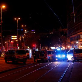 La policía bloquea una calle cerca de la plaza Schwedenplatz después de un tiroteo en Viena.