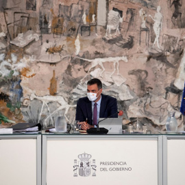 El presidente del Gobierno, Pedro Sánchez (c), preside la reunión del Consejo de Ministros.