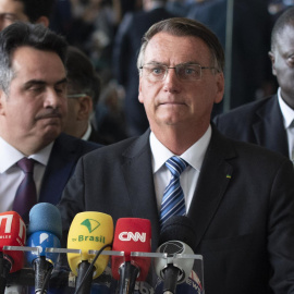 El presidente de Brasil, Jair Bolsonaro, comparece ante los medios tras su derrota electoral, en Brasilia a 1 de noviembre de 2022.