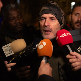 El líder de Desokupa, Daniel Esteve, atiende a los medios durante una concentración en contra de la amnistía, frente a la sede del PSOE en la calle Ferraz. Imagen de archivo.