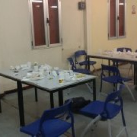 Suciedad, heces y poca comida: así malviven en un albergue municipal de Madrid para personas sin hogar