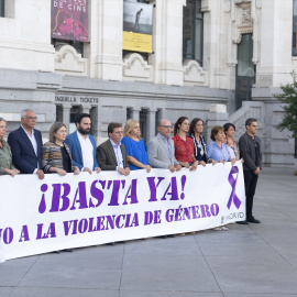 El alcalde de Madrid, José Luis Martínez-Almeida, participa en el minuto de silencio convocado por el Ayuntamiento como muestra de repulsa y condena por el asesinato en Puente de Vallecas de una mujer, en la explanada frente a CentroCentro, a 6 de septi