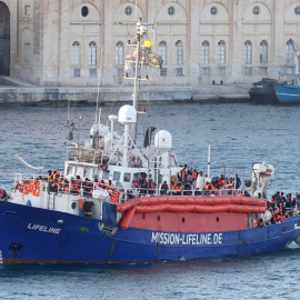 27/06/2018.- El buque de salvamento de la ONG Lifeline (c) llega con unos 230 inmigrantes a bordo hoy, miércoles 27 de junio de 2018 al Gran Puerto de La Valeta (Malta), después de permanecer seis días en el Mediterráneo central a la espera de que alg