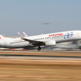 Un aparato Boeing 737-800 de Air Europa despega del aeropuerto de Palma de Mallorca. REUTERS/Paul Hanna