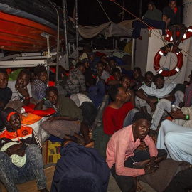 Varios migrantes descansan a bordo del buque Lifeline de la ONG alemana Mission Lifeline. - EFE