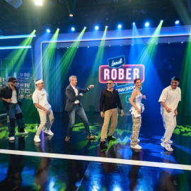 20/12/23 Alfonso Rueda, bailando con El Combo Dominicano en el programa "Land Rober" de la TVG