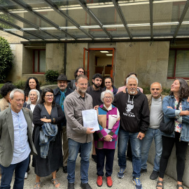 11/9/24 Representantes del comité de empresa, sindicatos y otros colectivos, frente al Parlamento de Galicia, donde presentaron ayer una iniciativa legislativa popular para garantizar la pluralidad y neutralidad de los medios públicos.