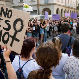 22/06/2018.- Manifestación en Huelva en protesta por la puesta en libertad bajo fianza de los cinco miembros de la Manada, condenados a nueve años de prisión por un delito de abuso sexual de una joven madrileña durante los Sanfermines de 2016. EFE/ Ju