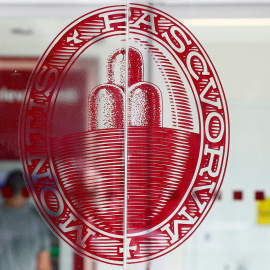 El logo del Monte dei Paschi, en la entrada de sus oficinas en Roma. REUTERS/Max Rossi