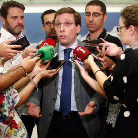 El alcalde de Madrid, José Luis Martínez-Almeida, ofrece declaraciones a los medios de comunicación antes de la celebración de una sesión plenaria en el Ayuntamiento de Madrid. Eduardo Parra / EP