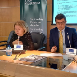 Elisa de la Nuez, secretaria general de la Fundación Hay Derecho, y el profesor de Derecho Constitucional de la Universidad de Murcia Germán M. Teruel, durante la presentación este viernes del informe sobre el Estado de derecho en España.