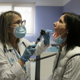 Una doctora del CAP Maresme de Mataró examina una pacient.