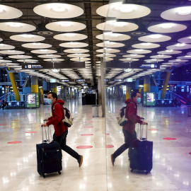 Un pasajero cruza una de las salas del Aeropuerto Adolfo Suárez Madrid-Barajas. EFE/Emilio Naranjo