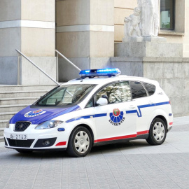 Imagen de un coche de la Ertzaintza frente a un juzgado.