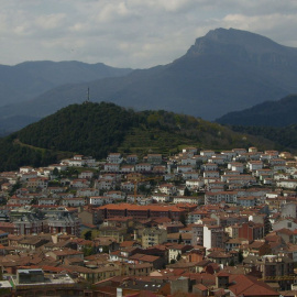 2022 - Panoràmica d'Olot, capital de la Garrotxa, una de les comarques que més població guanyarà les properes dues dècades.