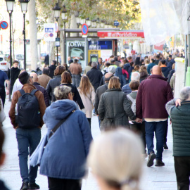 Gent passejant pel passeig de Gràcia de Barcelona