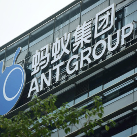 El logo de Ant Group en lo alto de la sede del grupo financiero en Hangzhou, al este de China. EFE/EPA/LONG WEI