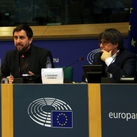 Els eurodiputats Toni Comín i Carles Puigdemont, durant la jornada de treball interparlamentària de Junts per Catalunya al Parlament Europeu.