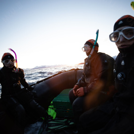 Las buceadoras de Sea Women Expeditions se preparan para sumergirse en el Ártico.