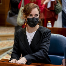 La portavoz de Más Madrid en la asamblea, Mónica García , con una bandera de Ucrania en una sesión del pleno de la Asamblea de Madrid, a 3 de marzo de 2022, en Madrid (España).- A. Pérez Meca / Europa Press