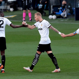 Los jugadores del Valencia, entre ellos Mouctar Diakhaby, celebran tras marcar ante el Cádiz, durante el partido de Liga en Primera División.