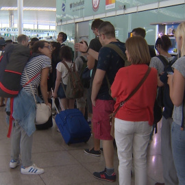 Cola en el Aeropuerto de Barcelona-El Prat. EUROPA PRESS