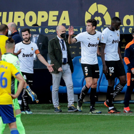 Los jugadores del Valencia abandonan el terreno de juego, durante el partido de Liga en Primera División ante el Cádiz que disputaron en el estadio Ramón de Carranza.